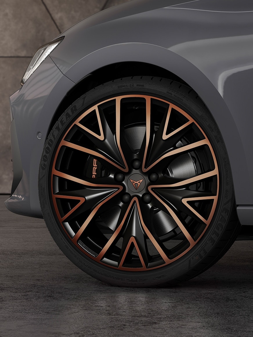 19"-Leichtmetallräder des neuen CUPRA Leon Sportstourer eHybrid Familiensportwagens in Graphene Grey