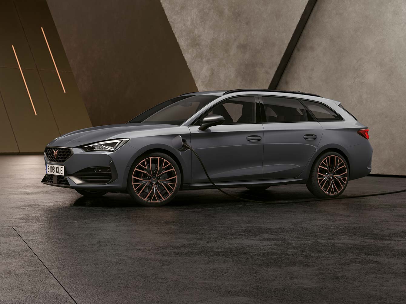 Nouvelle voiture de sport familiale CUPRA Leon Sportstourer ehybrid couleur graphene grey en train de charger