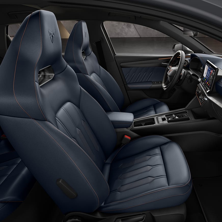 https://www.cupraofficial.ch/content/dam/public/cupra-website/cars/cupra-range/leon/overlay-design-interior/content-box-features-the-finest-quality-upholstery/x-large/new-cupra-leon-5-door-ehybrid-compact-sports-car-bucket-seats-door-panel-and-central-console-in-genuine-petrol-blue-leather.jpg