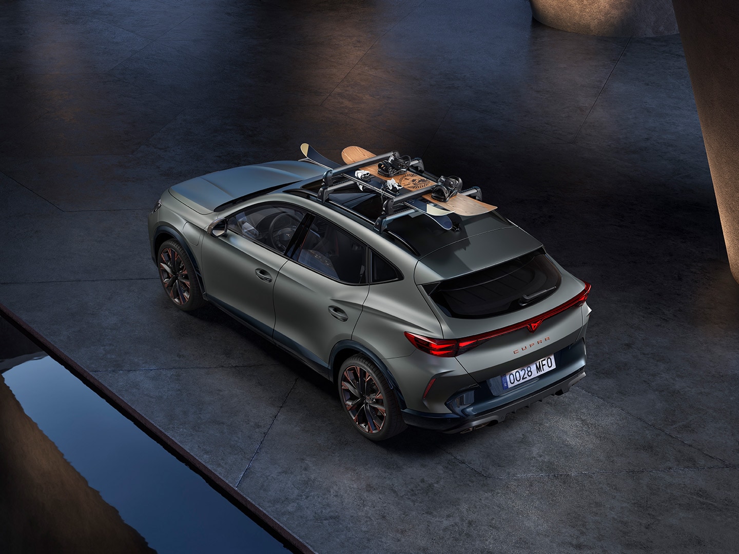 CUPRA Formentor avec porte-skis Xtender. Une CUPRA Formentor équipée du porte-skis Xtender, pouvant accueillir jusqu’à 5 paires de skis, avec des personnes préparant une sortie de ski sur fond de montagne enneigée.
