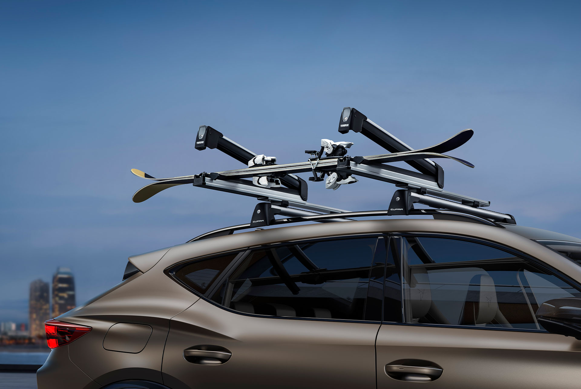 Nouveau CUPRA Formentor 2024 en century bronze avec extension de porte-skis thule.