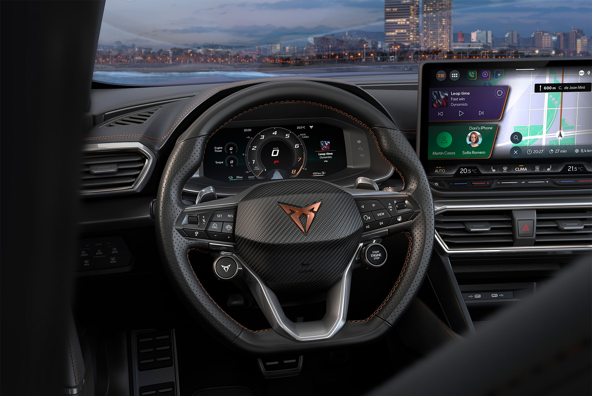 CUPRA Lenkrad mit Logo, Kupfernähten, integrierten Tasten und integrierter Beheizung. Skyline von Barcelona und Infotainment-Bildschirm.