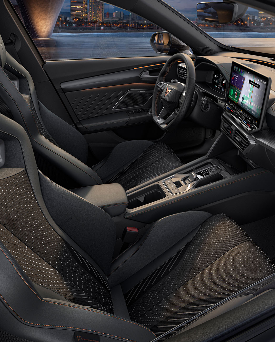 Innenansicht des Cockpits des neuen CUPRA Formentor. Das Interieur besticht mit schwarzen Schalensitzen, kupferfarbenen Akzenten und Nähten, Infotainmentsystem und einem Lenkrad mit CUPRA Logo.