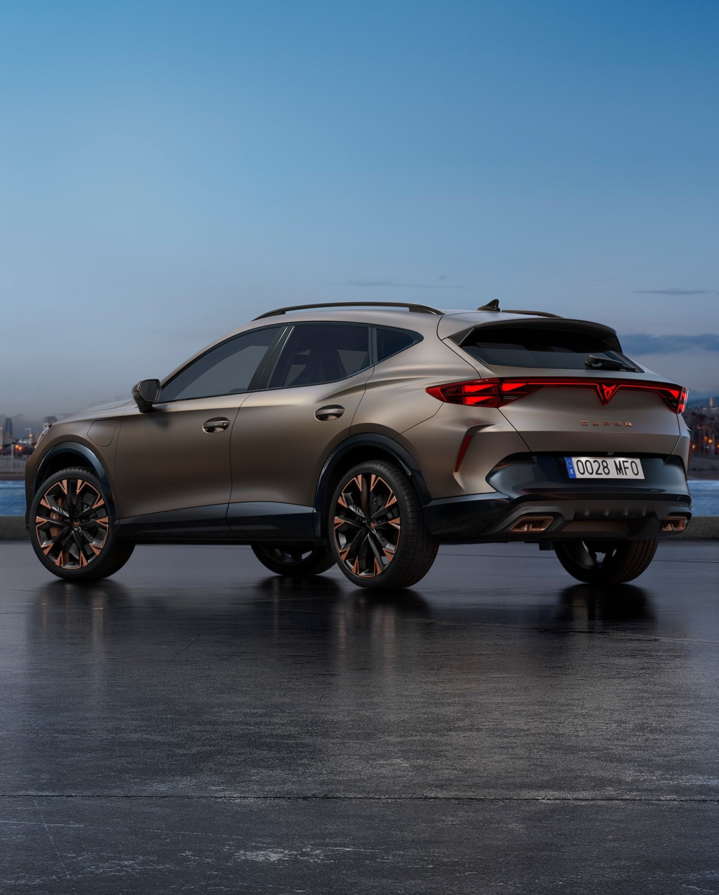 Ein neuer CUPRA Formentor 2024 CUV in Century Bronze Matt, parkiert an der Uferpromenade in der Dämmerung. Im Hintergrund die Silhouette der Stadt mit Hochhäusern und Palmen im Licht des sich zu Ende neigenden Tages.