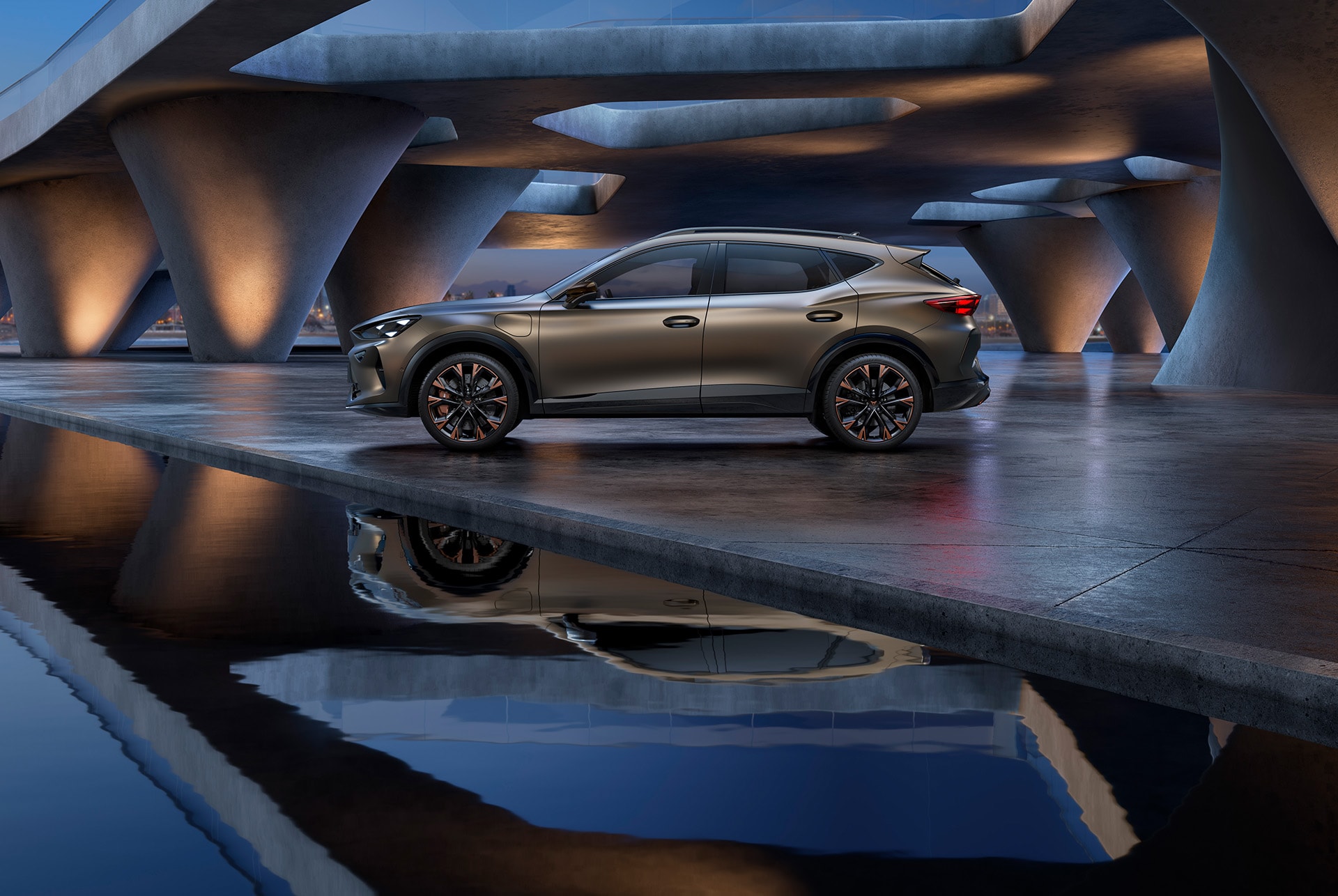 Vue latérale de la carrosserie de la CUPRA FORMENTOR VZ 2024 en Century Bronze Matt, jantes avec accents en cuivre. Architecture et béton illuminés. 