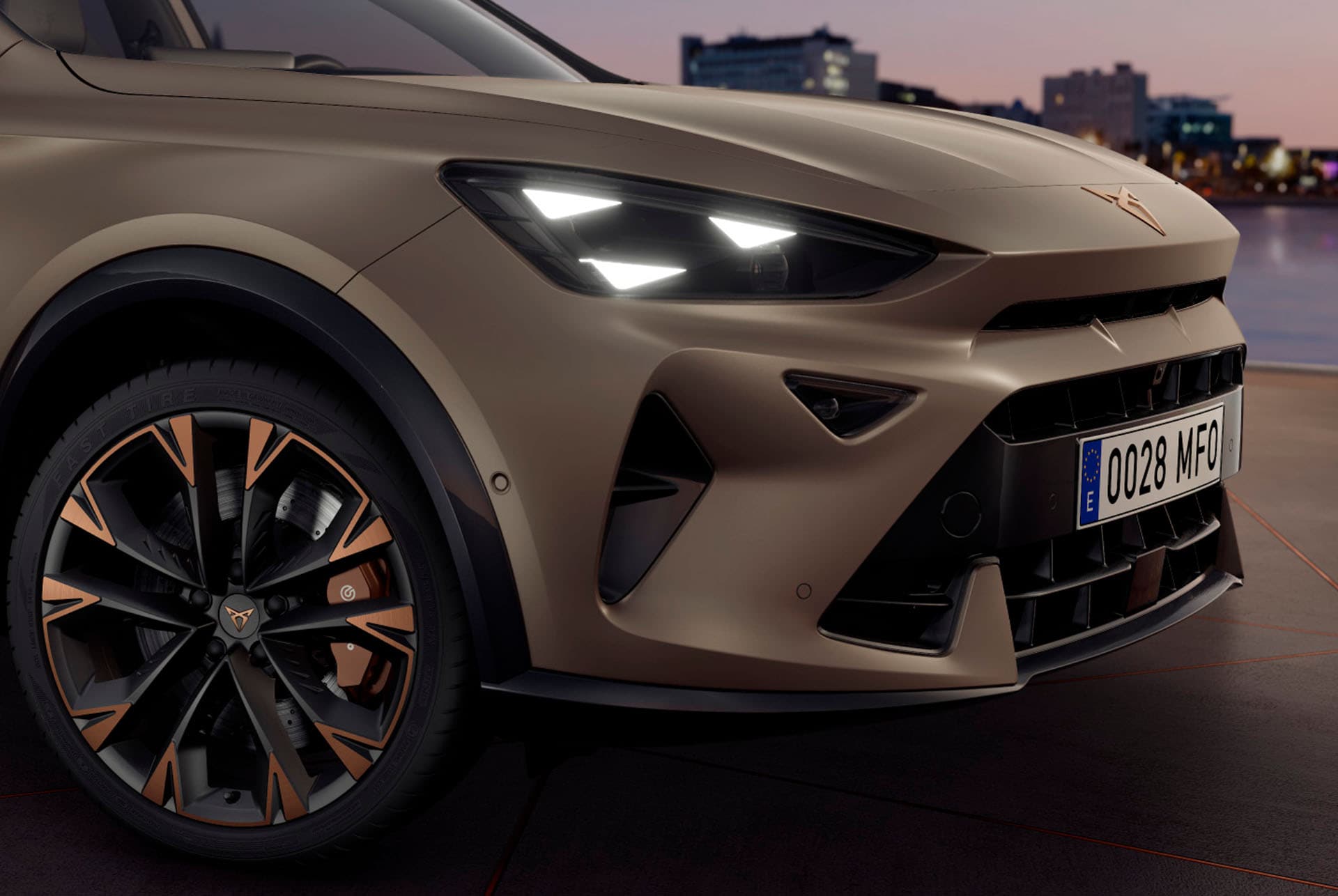 La nouvelle CUPRA Formentor 2024 en Century Bronze mat, roues avec accents cuivrés, éclairage Pure Performance CUPRA Matrix LED, phares au design triangulaire typique de la CUPRA.