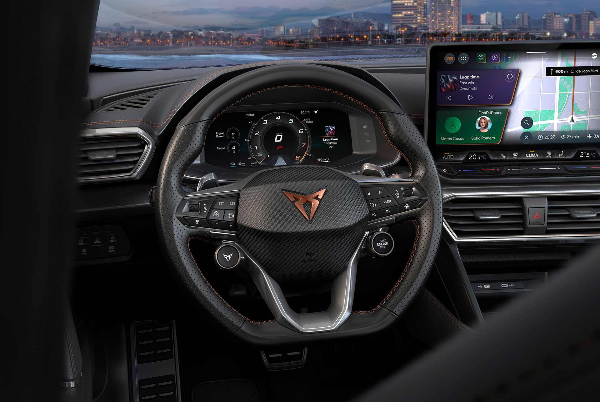 Gros plan sur la nouvelle CUPRA Formentor 2024 avec écran dynamique, logo en cuivre, régulateur de vitesse avec contrôle de distance (Adaptive Cruise Control), assistant de pré-collision et de maintien dans la voie. Y compris l'assistant de stationnement intelligent, la détection de la fatigue, la limitation de vitesse et la caméra Top-View.   
