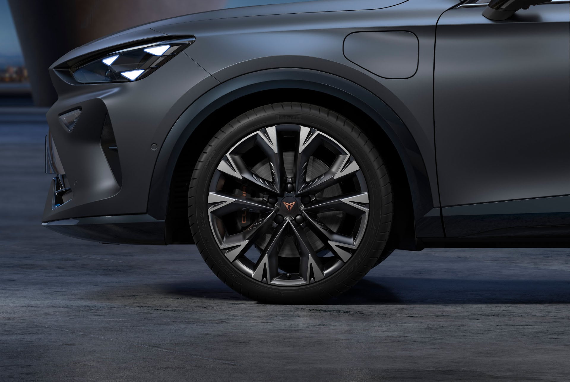 Die Alufelgen des neuen CUPRA Formentor 2024 in Arctic Silver und Black und Reifen mit Logo in der Mitte, LED-Scheinwerfer.
