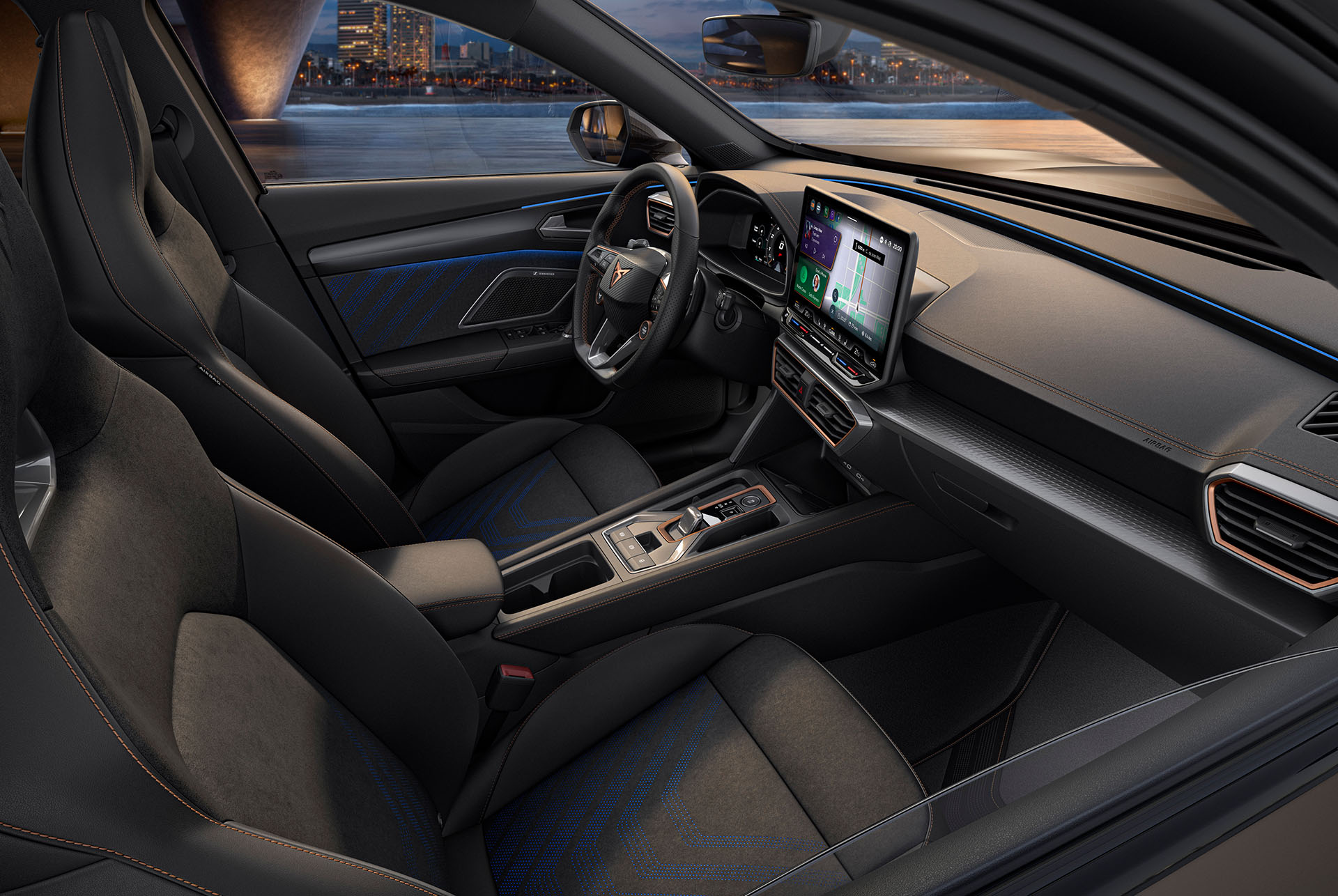 Das dynamische Interieur des neuen CUPRA Formentor 2024: schwarz-blaue Sitze mit geometrischen Nähten, modernes Armaturenbrett mit Multimedia-Touchscreen und Ambiente-Beleuchtung, vor dem Hintergrund der nächtlichen Skyline der Stadt.