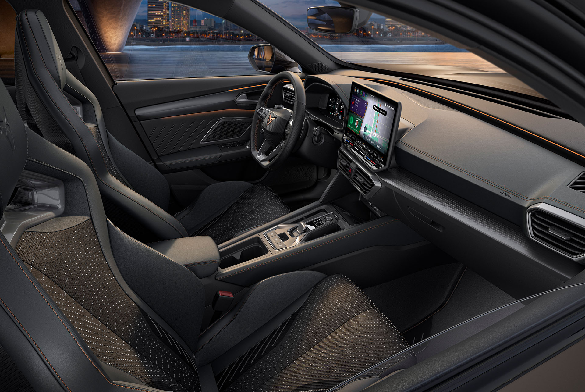 Innenansicht eines neuen CUPRA Formentor 2024 mit sportlichen Sitzen, Dekornähten, Multifunktionslenkrad, grossen Infotainment-Bildschirmen und einem eleganten Armaturenbrett-Design. Durch die Windschutzscheibe des Fahrzeugs sieht man die Silhouette der Stadt in der Abenddämmerung.