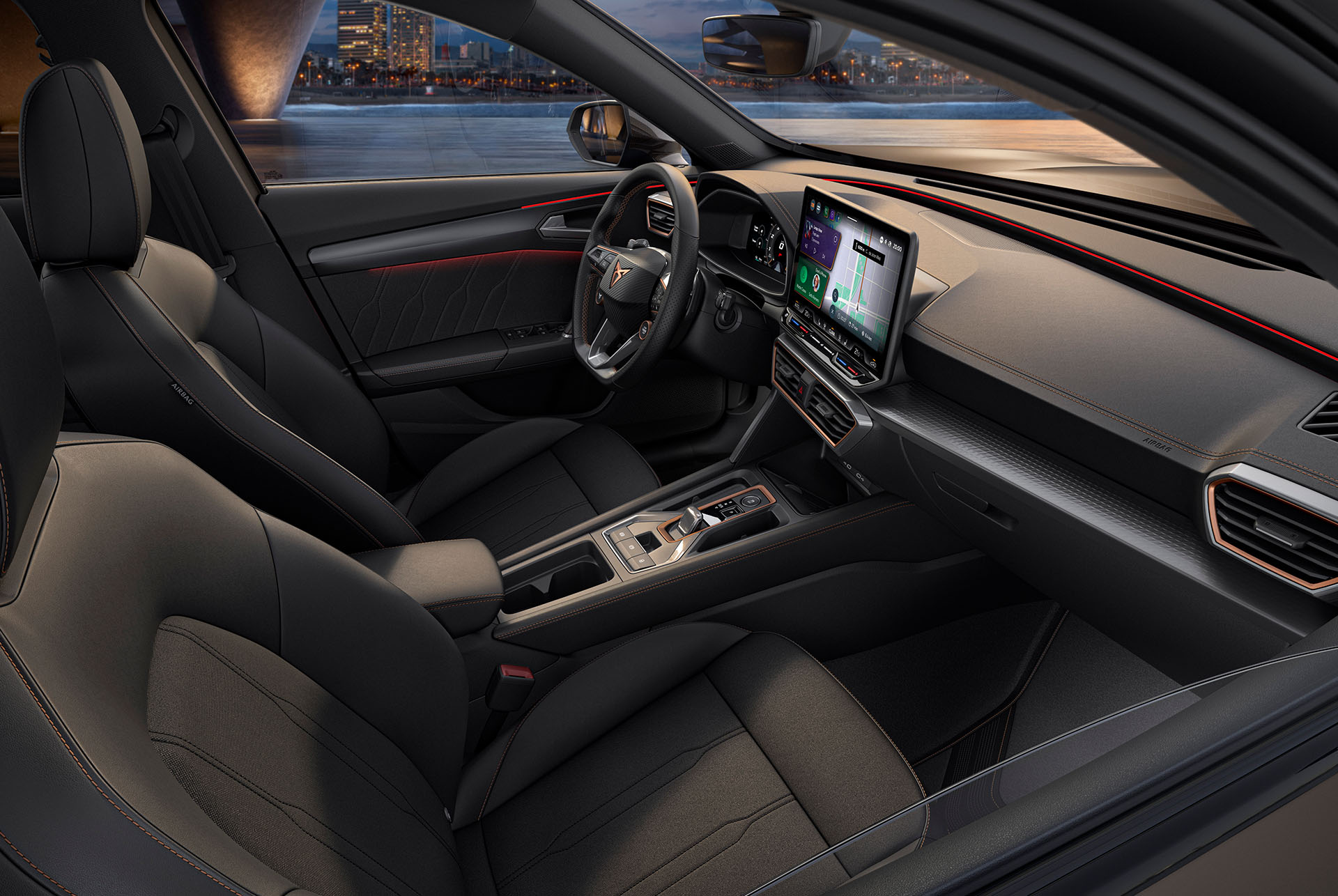 Das clevere Innendesign des neuen CUPRA Formentor 2024 mit schwarz-blauen Sitzen, einem modernen Armaturenbrett und Infotainment-Bildschirm.