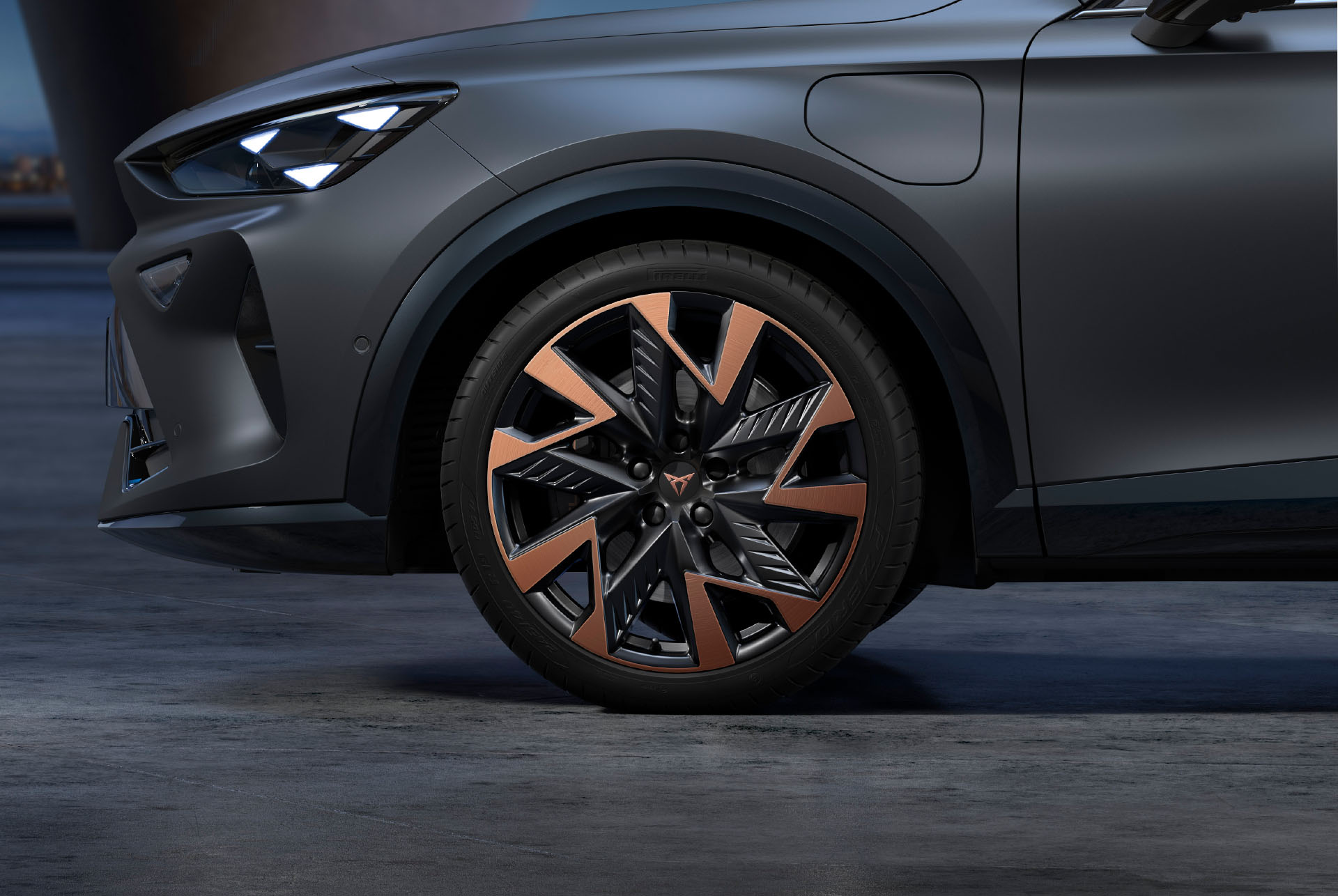 Alufelgen des neuen CUPRA Formentor 2024 in Sandstorm Black und Copper und Reifen mit Logo in der Mitte.