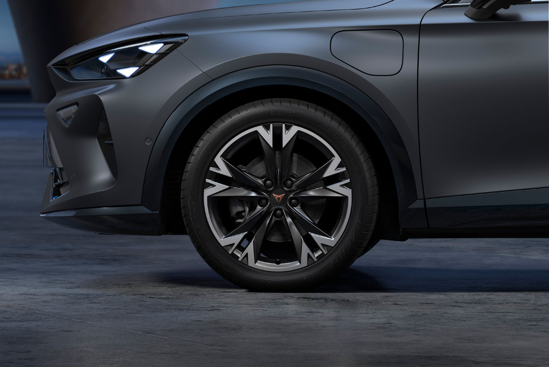 Die Räder des neuen CUPRA Formentor 2024 in Sonora Black und Silver, Alufelgen und Reifen mit Logo in der Mitte, LED-Scheinwerfer.