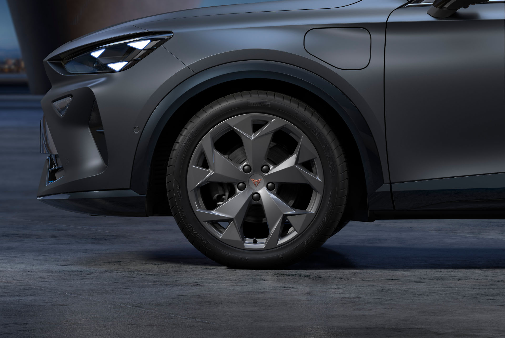 Die Leichtmetallräder des neuen CUPRA Formentor 2024 in Tempest Silver mit Logo in der Mitte, LED-Scheinwerfer.