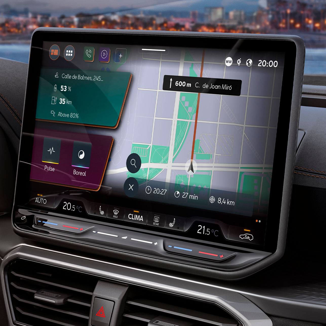 Armaturenbrettansicht des neuen CUPRA Formentor 2024 Infotainment-Screen mit CUPRA CONNECT Plus für EV- und PHEV-Ladestationen, Live-Verkehrsmeldungen und die Parkplatzsuche.