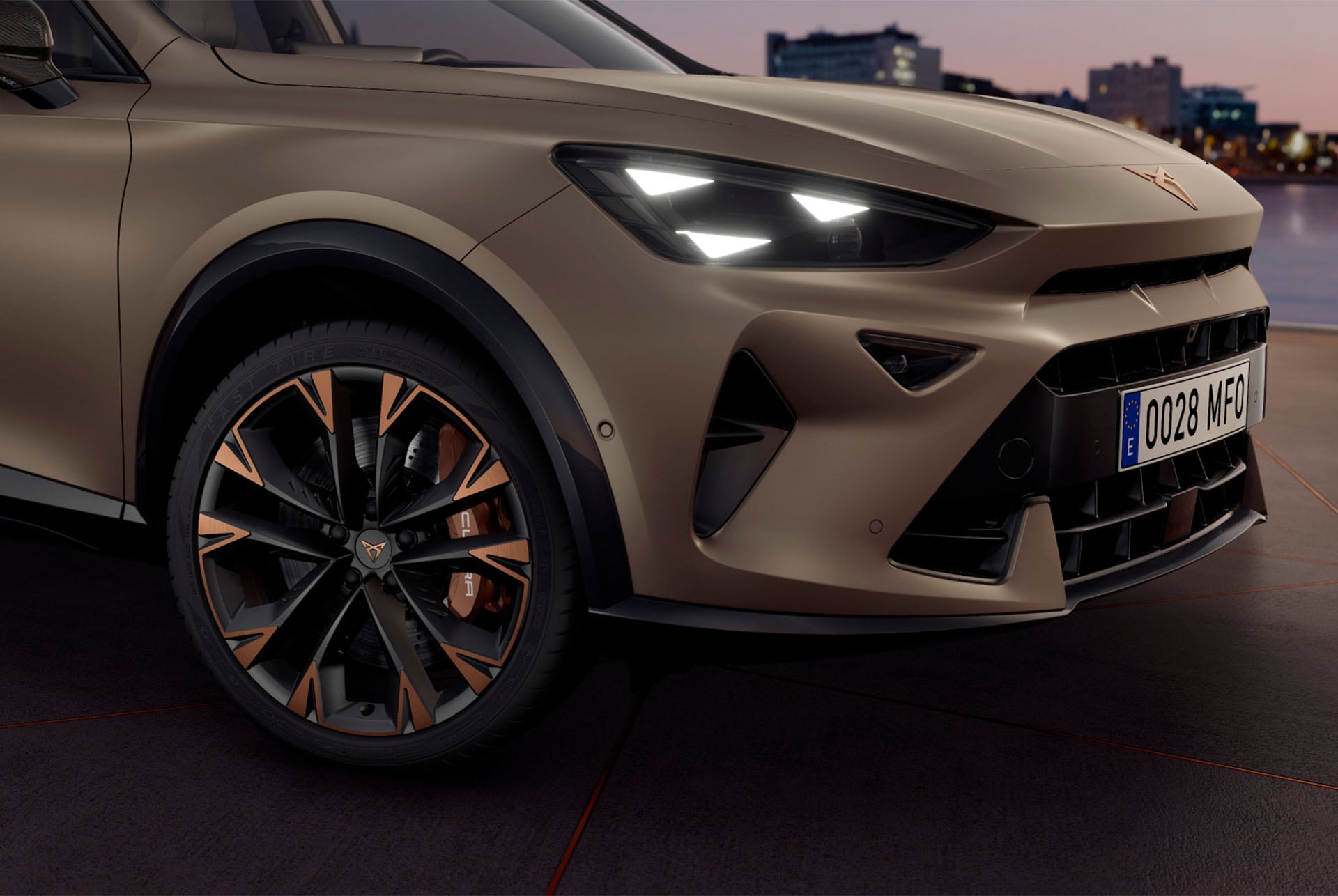 Aussenansicht des neuen CUPRA Formentor 2024 mit Rädern mit Kupferakzenten, Akebono-Bremsen, Aussenspiegel, Reifen, typische Dreiecksaugen-LED-Scheinwerfer und CUPRA Logo.