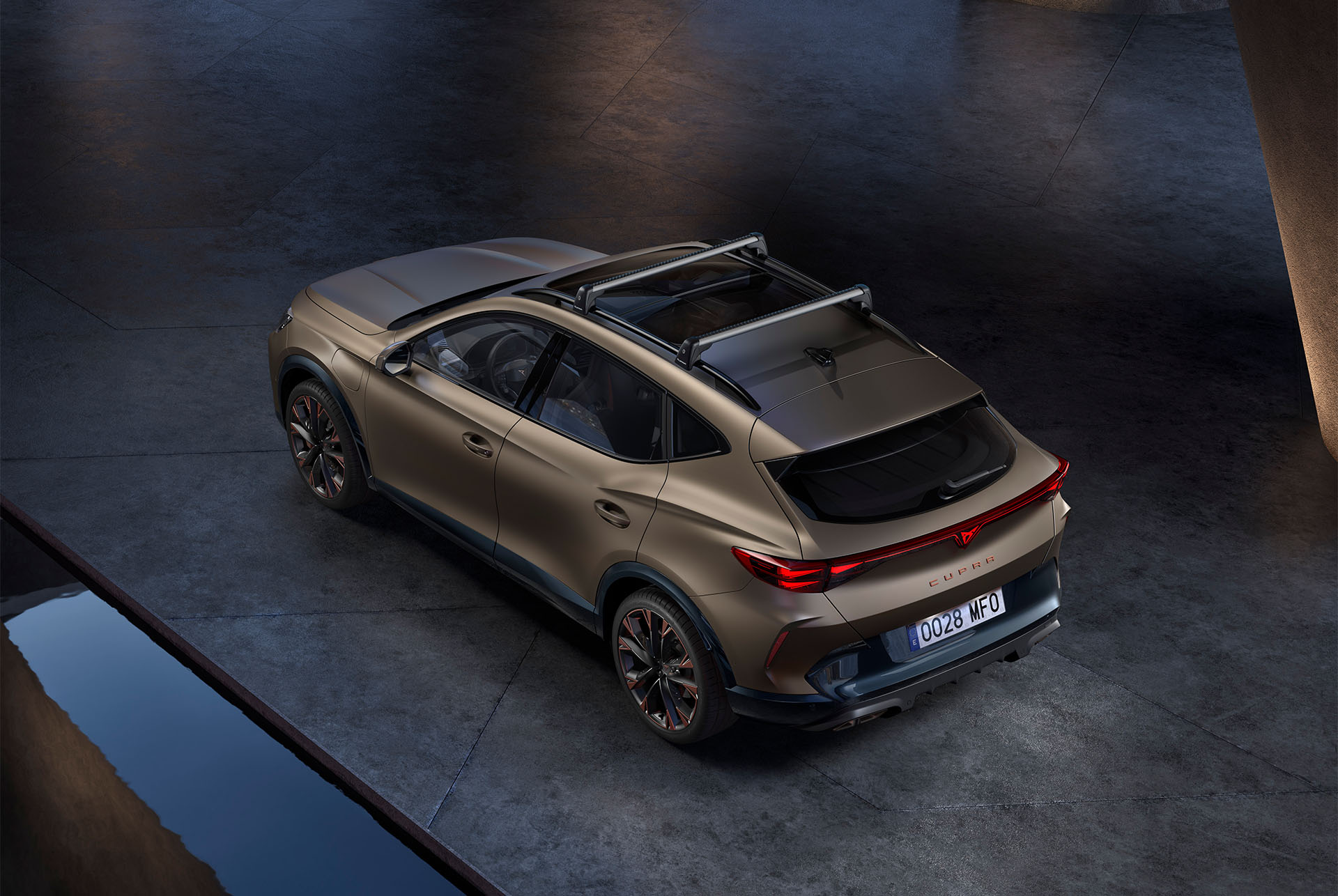 Nouveau siècle bonze mat CUPRA Formentor 2024 avec toit de voiture thule porte vélo accessoire. 