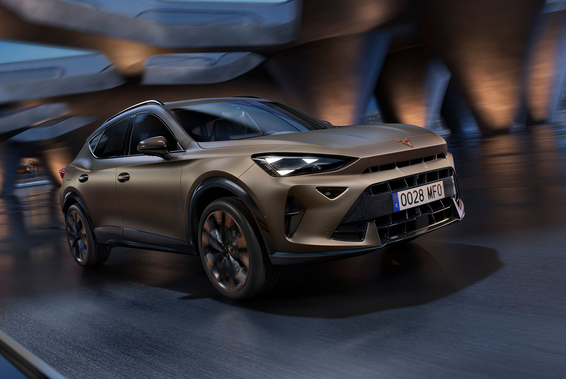 Der neue CUPRA Formentor in Century Bronze Matt in Bewegung mit Torque-Splitter. Verschwommene Skyline und Architektur. 