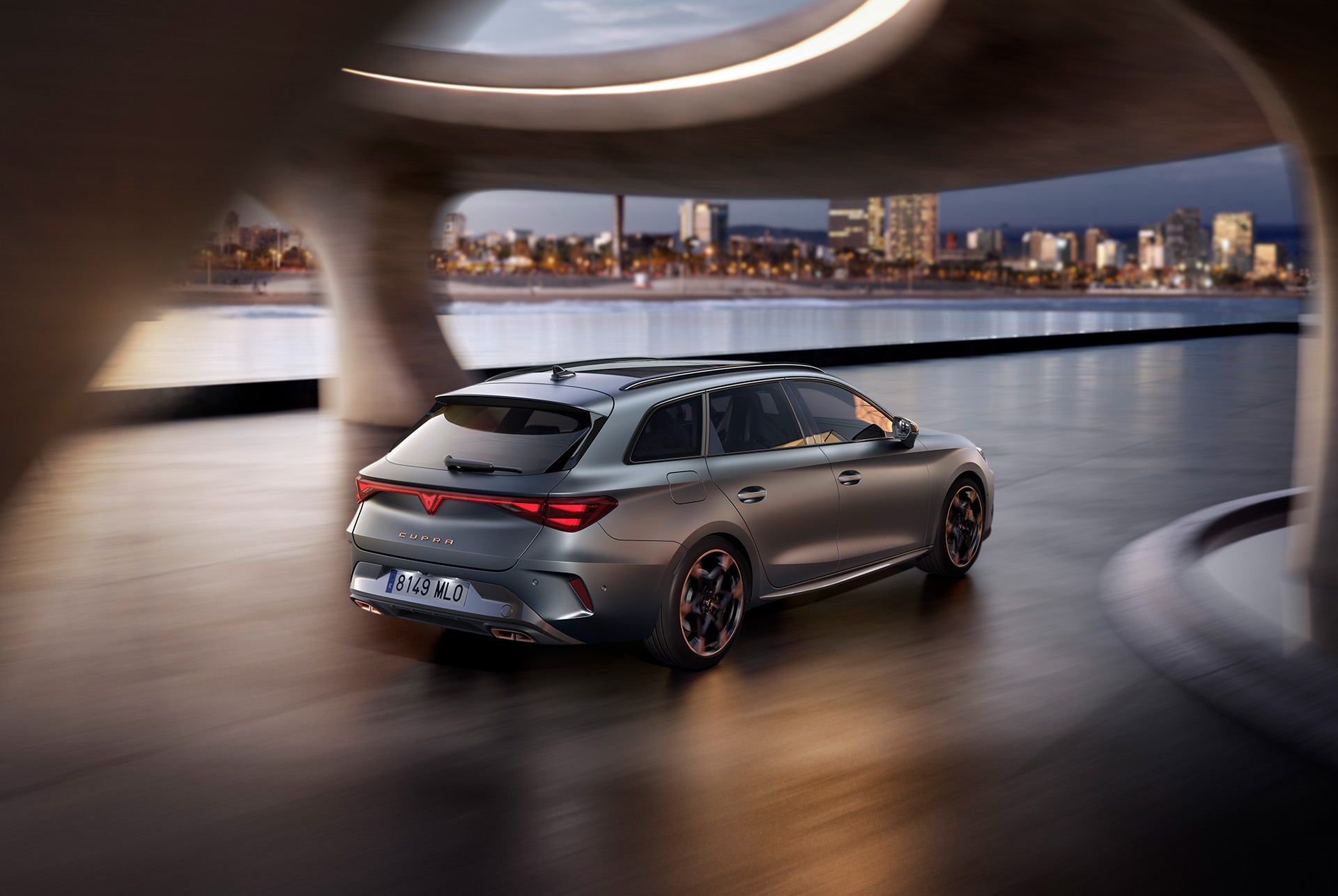 La nouvelle CUPRA Leon Sportstourer 2024 hybride rechargeable en action