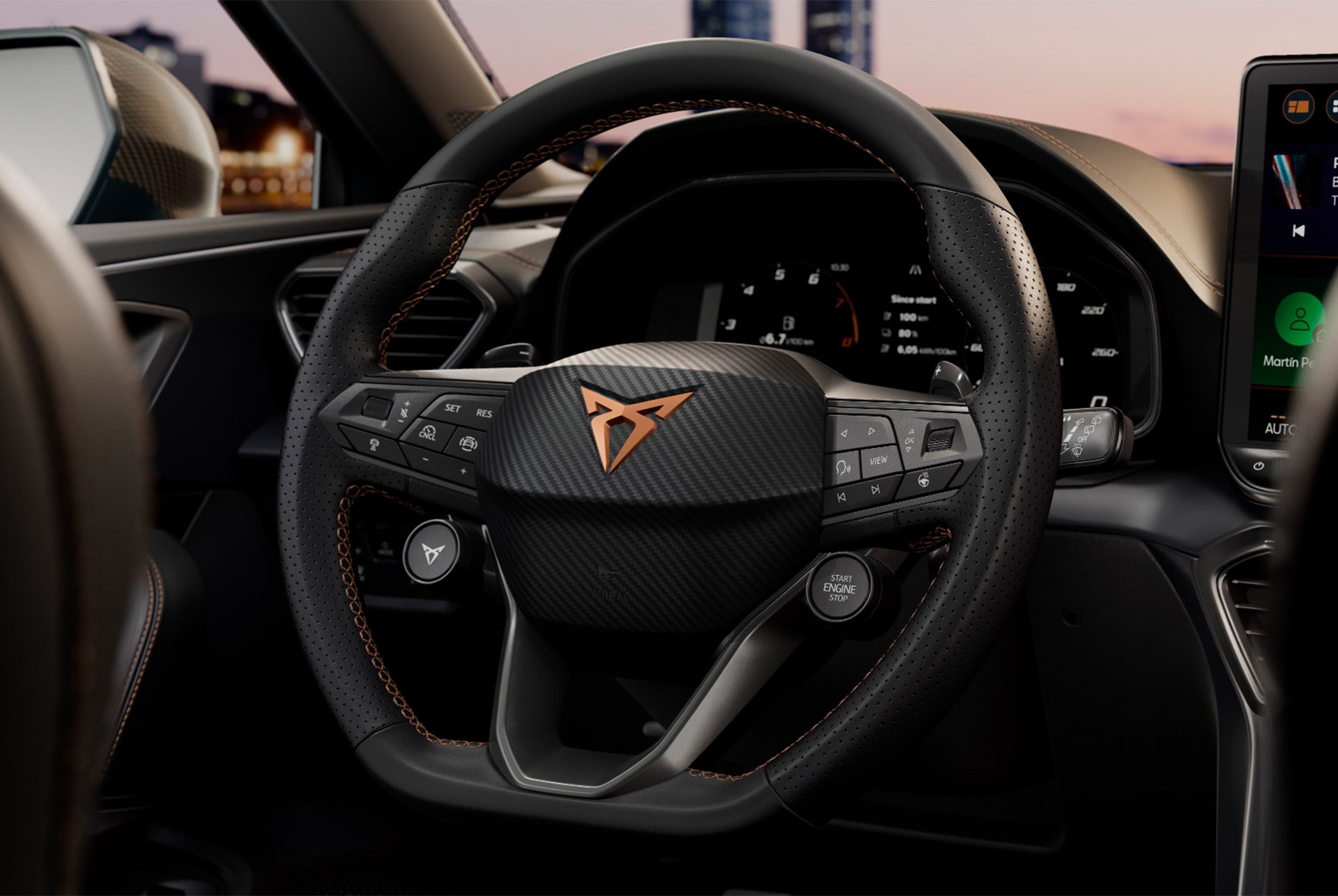 Der neue CUPRA Leon Sportstourer 2024, Lenkrad mit integrierten Tasten, moderne Assistenzsysteme für mehr Sicherheit, Geschwindigkeitsregelanlage mit Distanzkontrolle (Adaptive Cruise Control), Spurhalteassistent und dynamischer Verkehrszeichenanzeige in Echtzeit.
