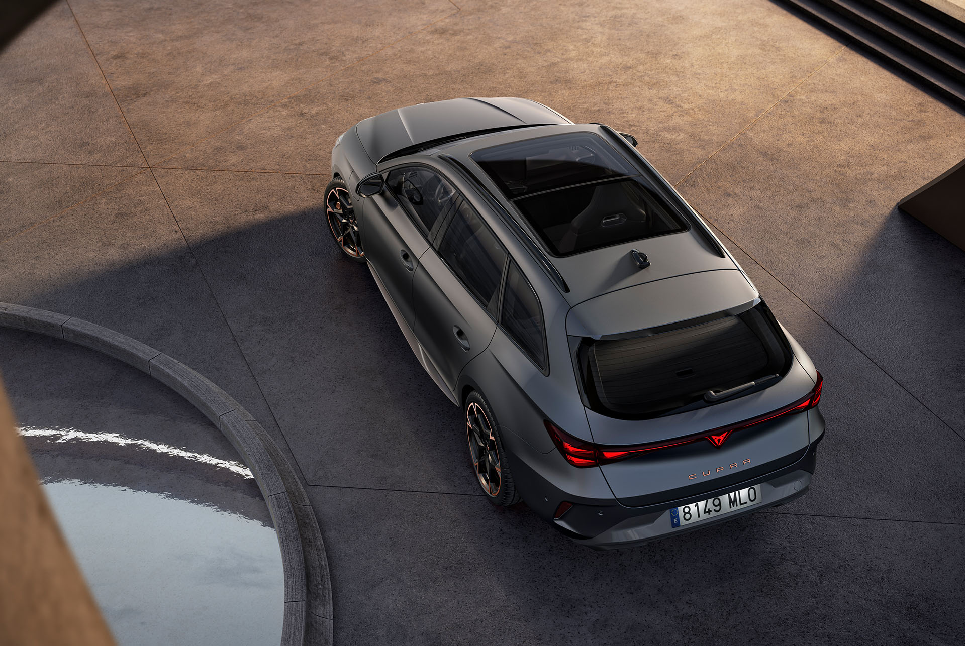Vue de dessus de la nouvelle CUPRA Leon Sportstourer 2024 hybride grise, pare-chocs arrière, feux arrière allumés. 
