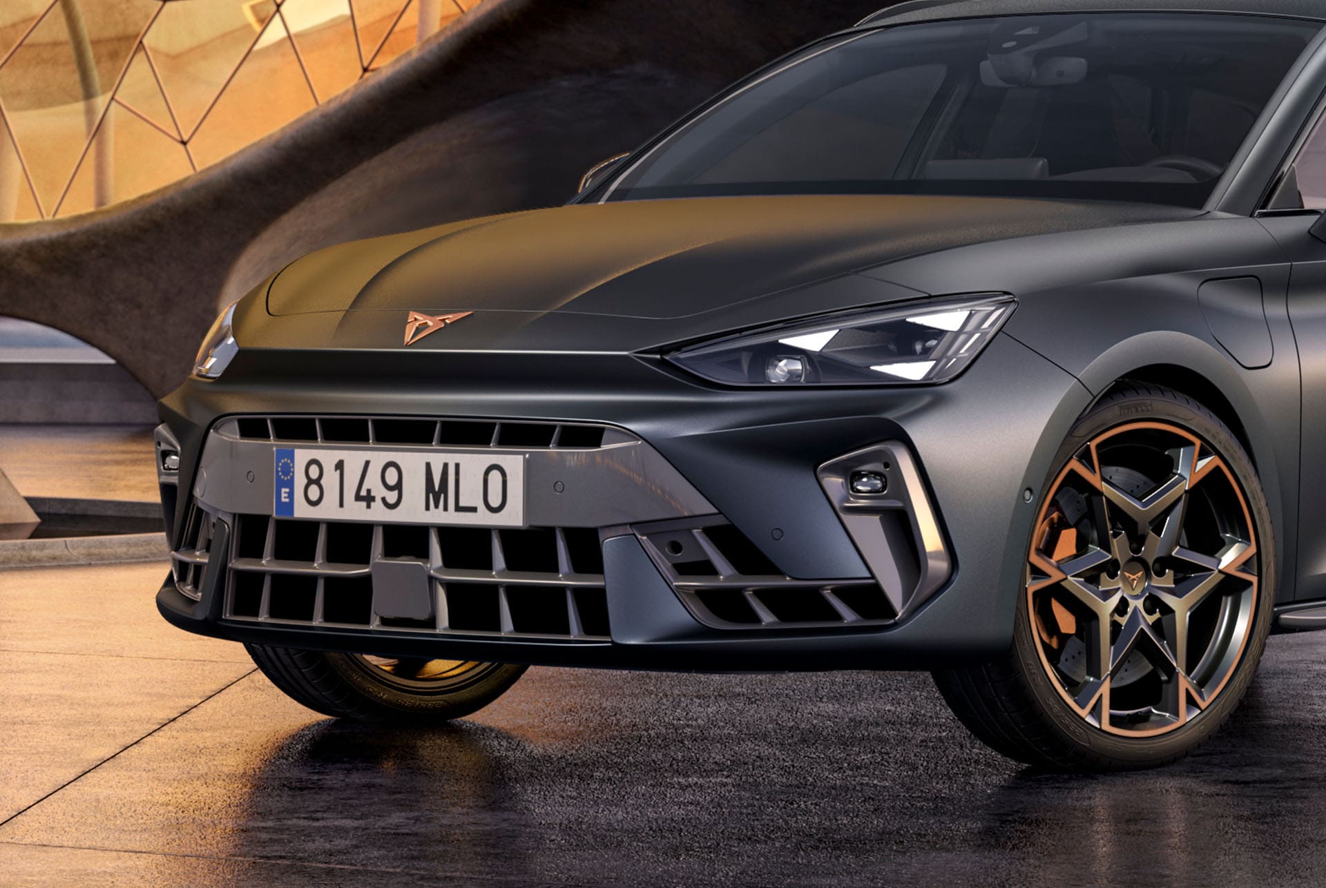 Technologie de la nouvelle CUPRA Leon Sportstourer 2024 hybride, garée sur du béton, silhouette de la ville et architecture en béton, phares Matrix LED CUPRA.