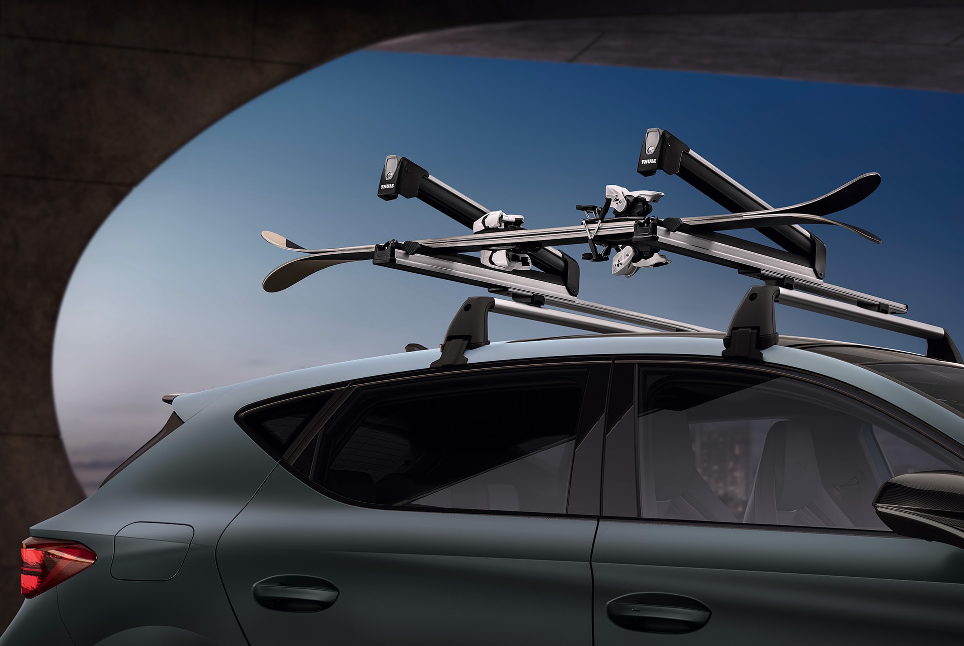 Seitenansicht des neuen CUPRA Leon 2024 mit Thule-Dachskiträger