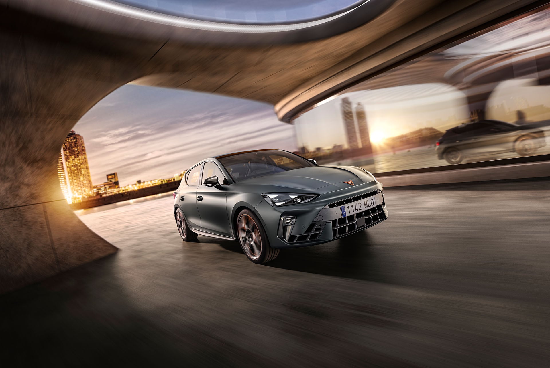 Lenkrad im neuen CUPRA Leon 2024, Infotainment, Fahrprofilauswahl, moderne Lenkungstechnologie, dynamische Fahrwerkskontrolle als Option, Armaturenbrett, Fenster und Skyline