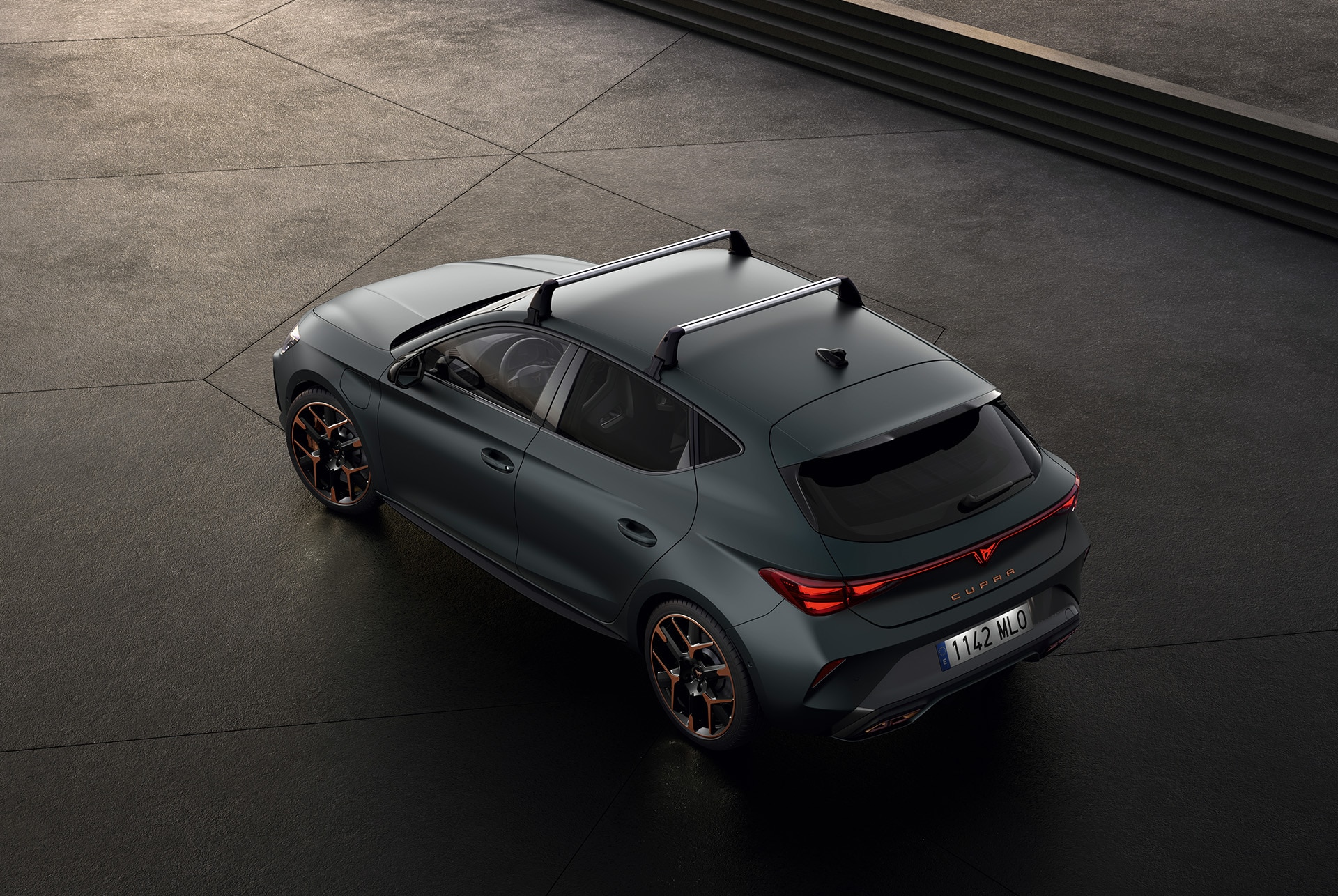 Draufsicht auf den neuen CUPRA Leon 2025 in Enceladus Grey Matt mit montiertem Thule-Dachträger