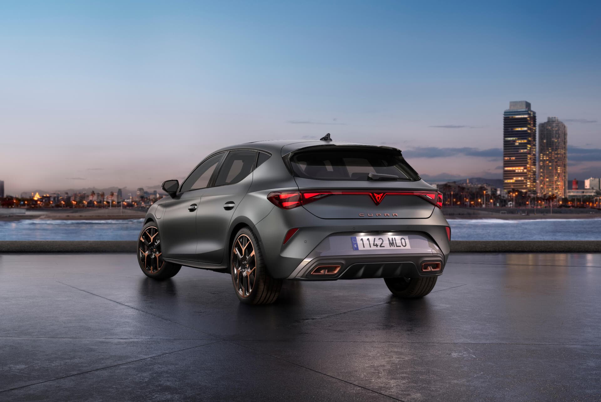 Neuer CUPRA Leon VZ 2024, blauer Himmel, Sonnenuntergang, Heckleuchten, mattgraue Karosserie, Automodell.