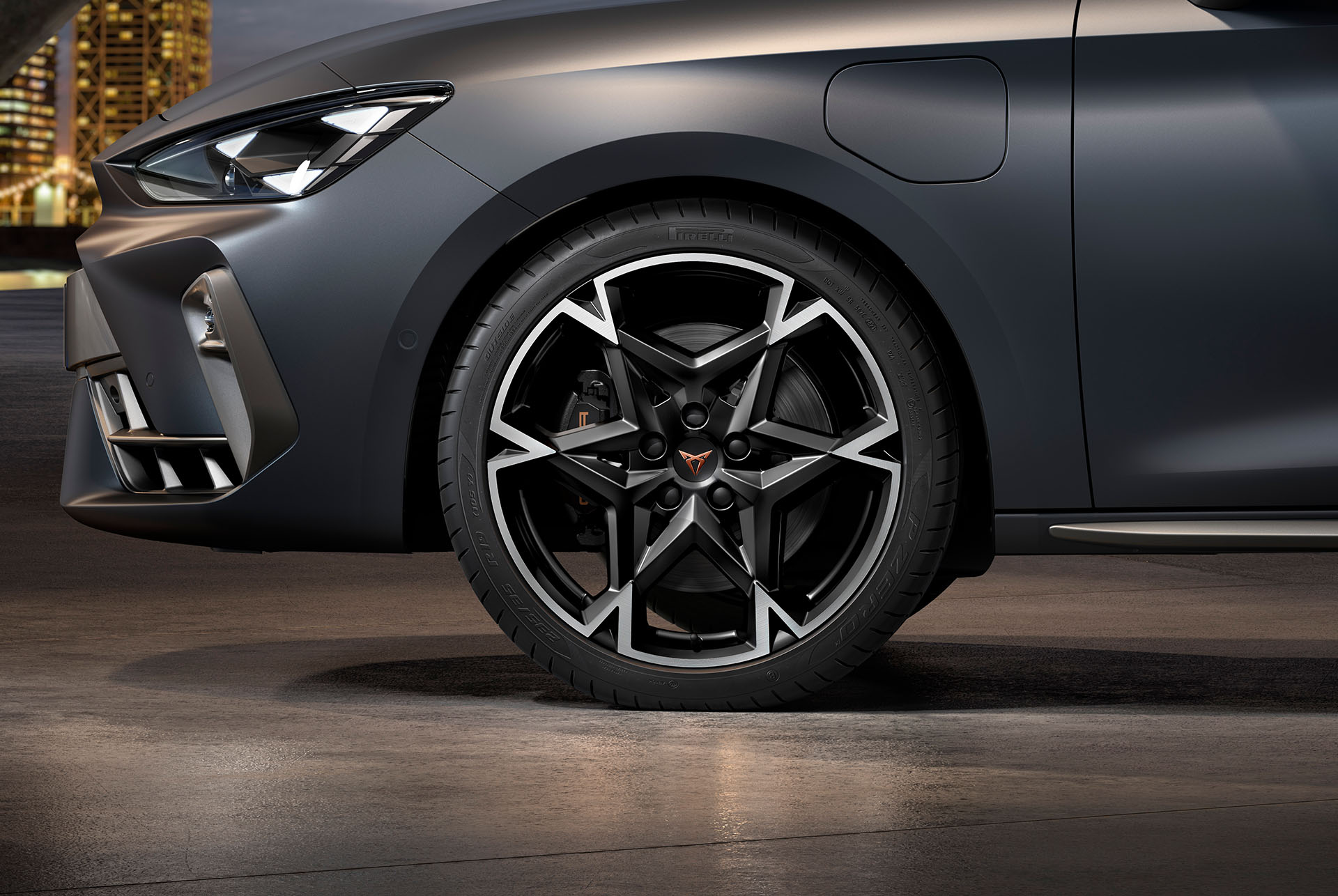 Frontansicht der linken Leichtmetall-Schmiedefelge in Schwarz und Kupfer für den neuen CUPRA Leon 2024, Reifen, Signature-Scheinwerfer, Karosserie Grey Matt