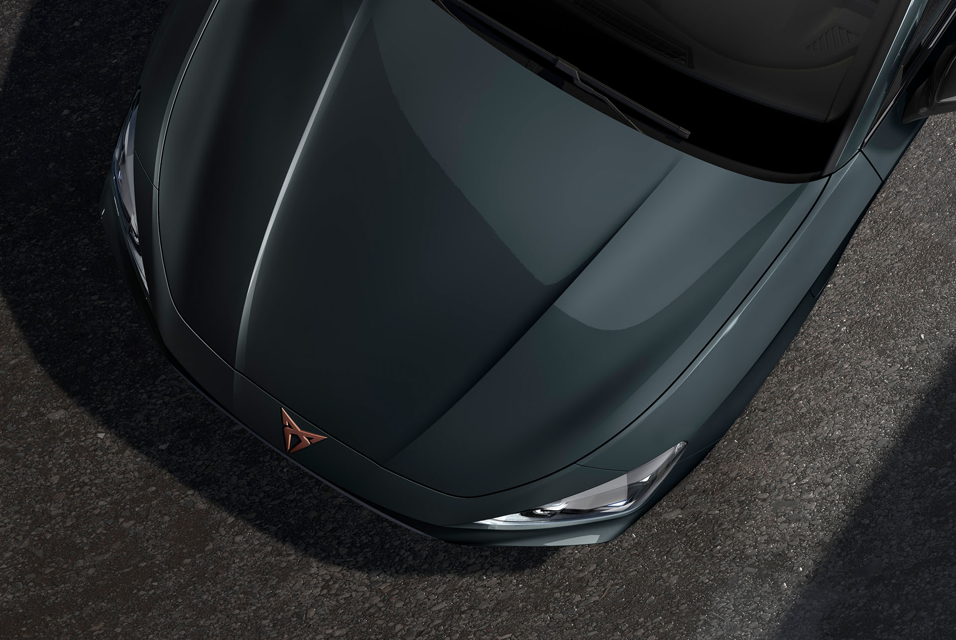 Draufsicht auf die Motorhaube des neuen CUPRA Leon 2024 in Fiord Blue