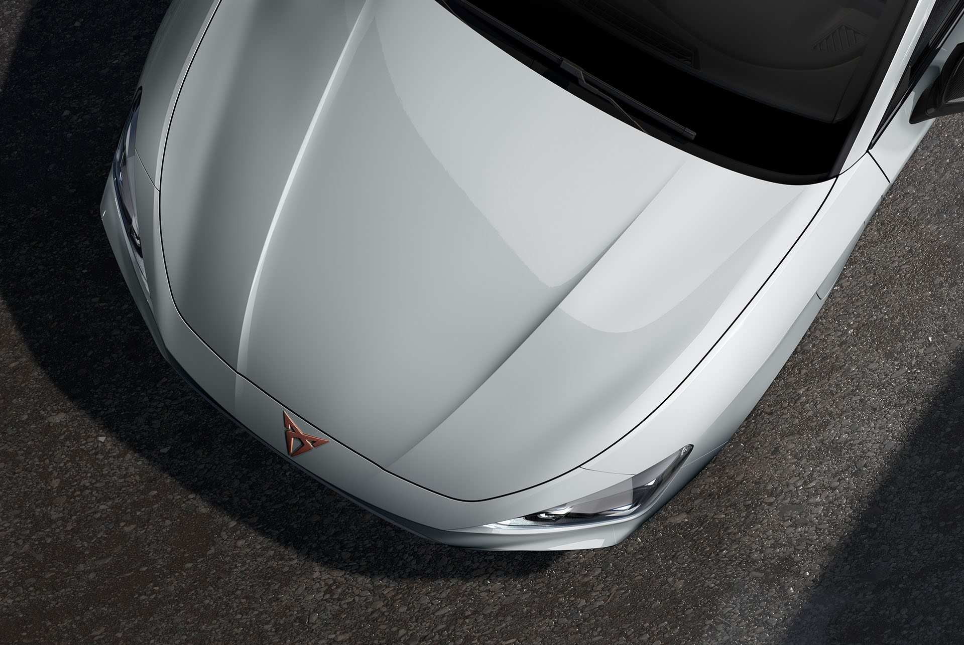 Draufsicht auf die Motorhaube des neuen CUPRA Leon 2024 in Glacial White