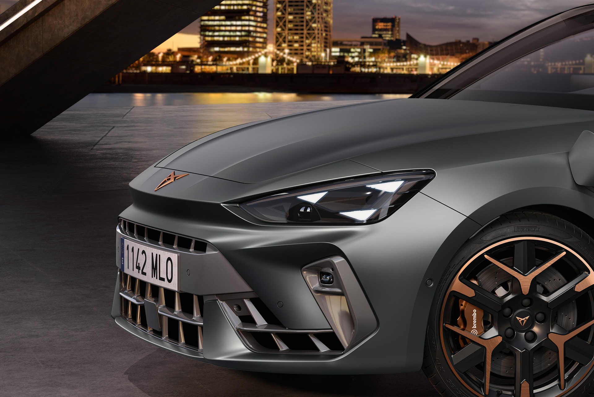 Neues CUPRA Leon 2024 Hybridauto mit Ladeausrüstung, Matrix-LED-Leuchten und dem unverwechselbaren Dreiecksaugen-Scheinwerfer.