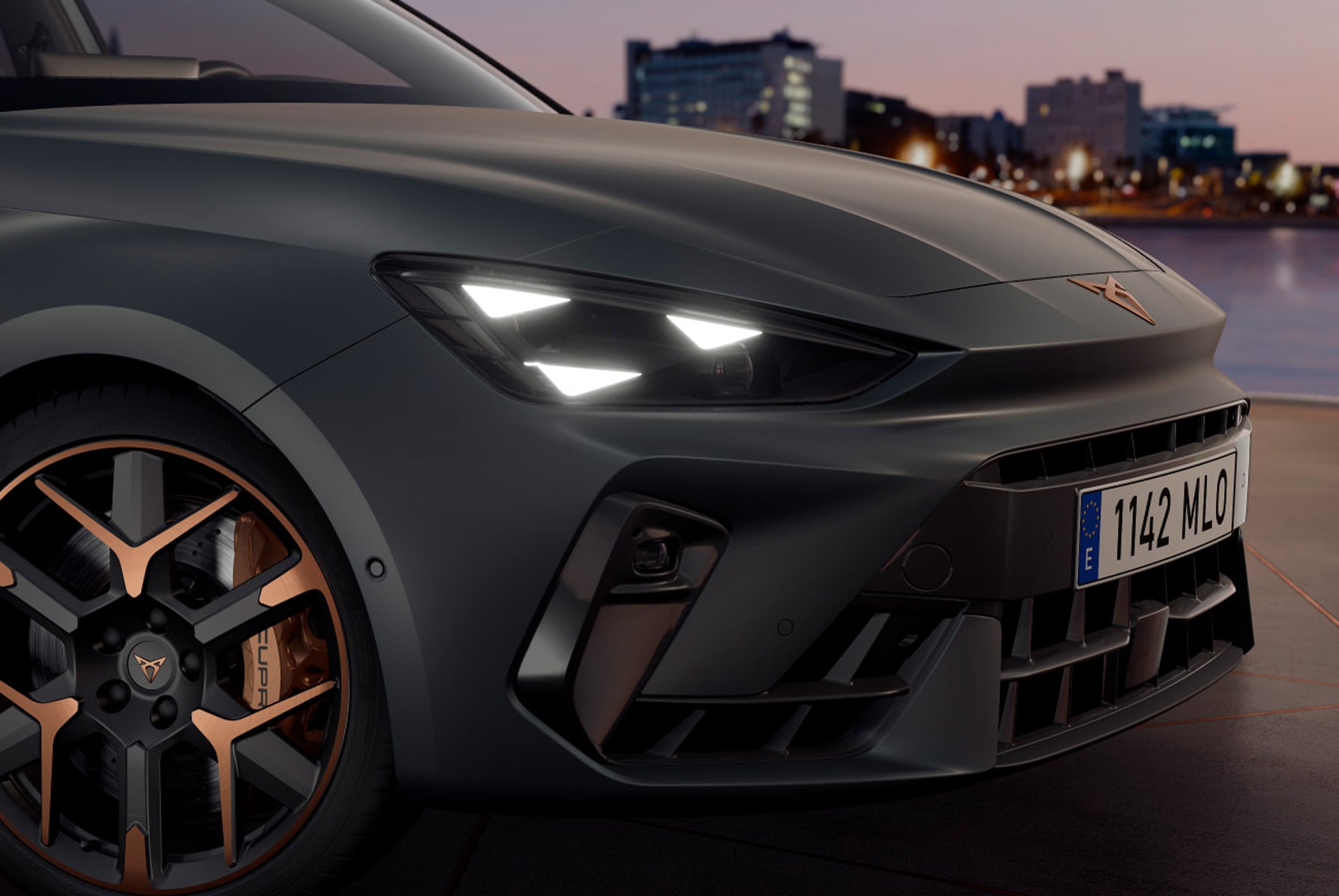 Neuer CUPRA Leon 2024, PHEV-Fahrzeugtechnologie, Matrix-LED-Beleuchtung, Schmiedefelgen mit kupferfarbenen Akzenten und Brembo-Bremsen