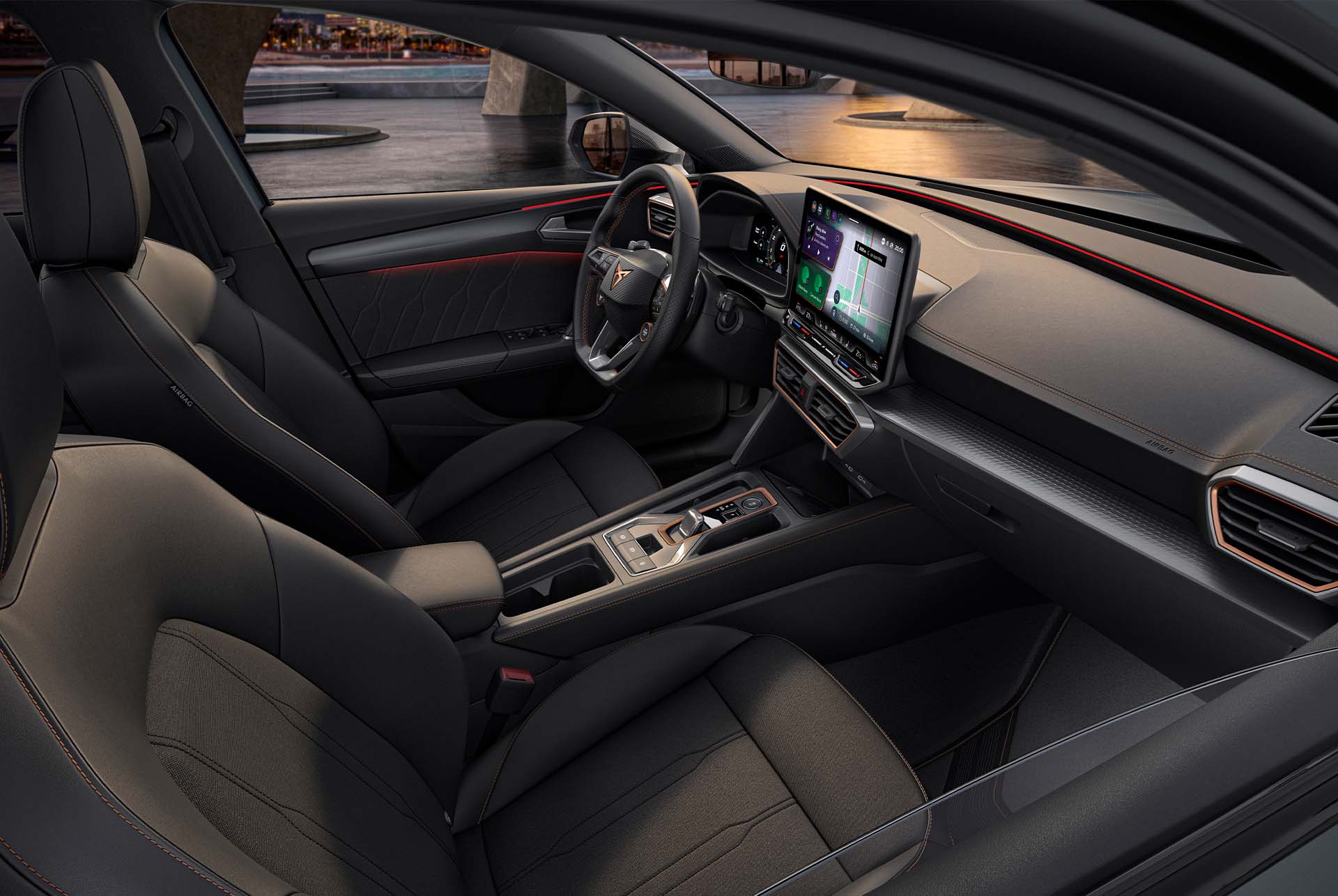 Dynamisches Innenraumdesign im neuen CUPRA Leon 2024, sportliche Schalensitze, Ambient-Beleuchtung, Infotainment