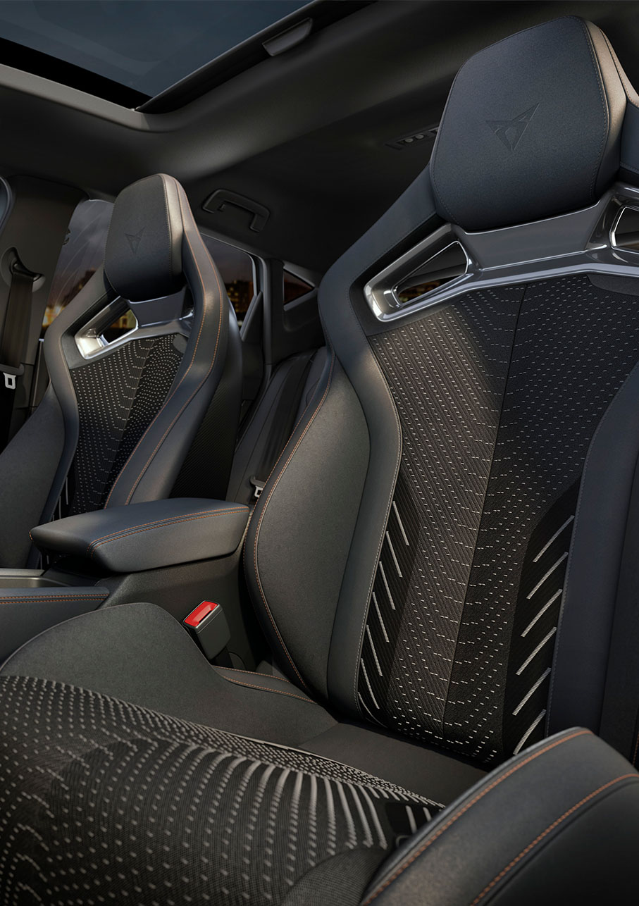 Neuer CUPRA Leon 2024 Hybrid mit Schalensitzen, CUPRA Matrix-LED-Scheinwerfern, Hochleistungsbremsen und optionalen Schmiedefelgen. Lenkrad und Skyline. 