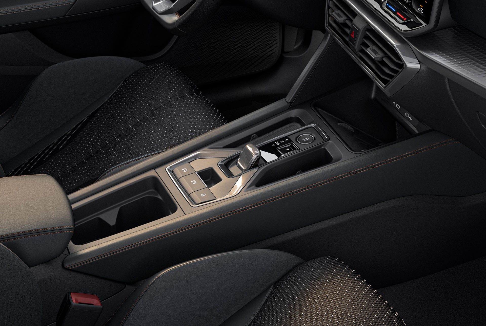 : Nahaufnahme des Innenraums des neuen CUPRA Leon 2024 Hybrid mit Mittelkonsole, CUPRA CONNECT-Bedienelementen, kupferfarbenen Nähten, Zierleisten in Schwarz und Metallic.