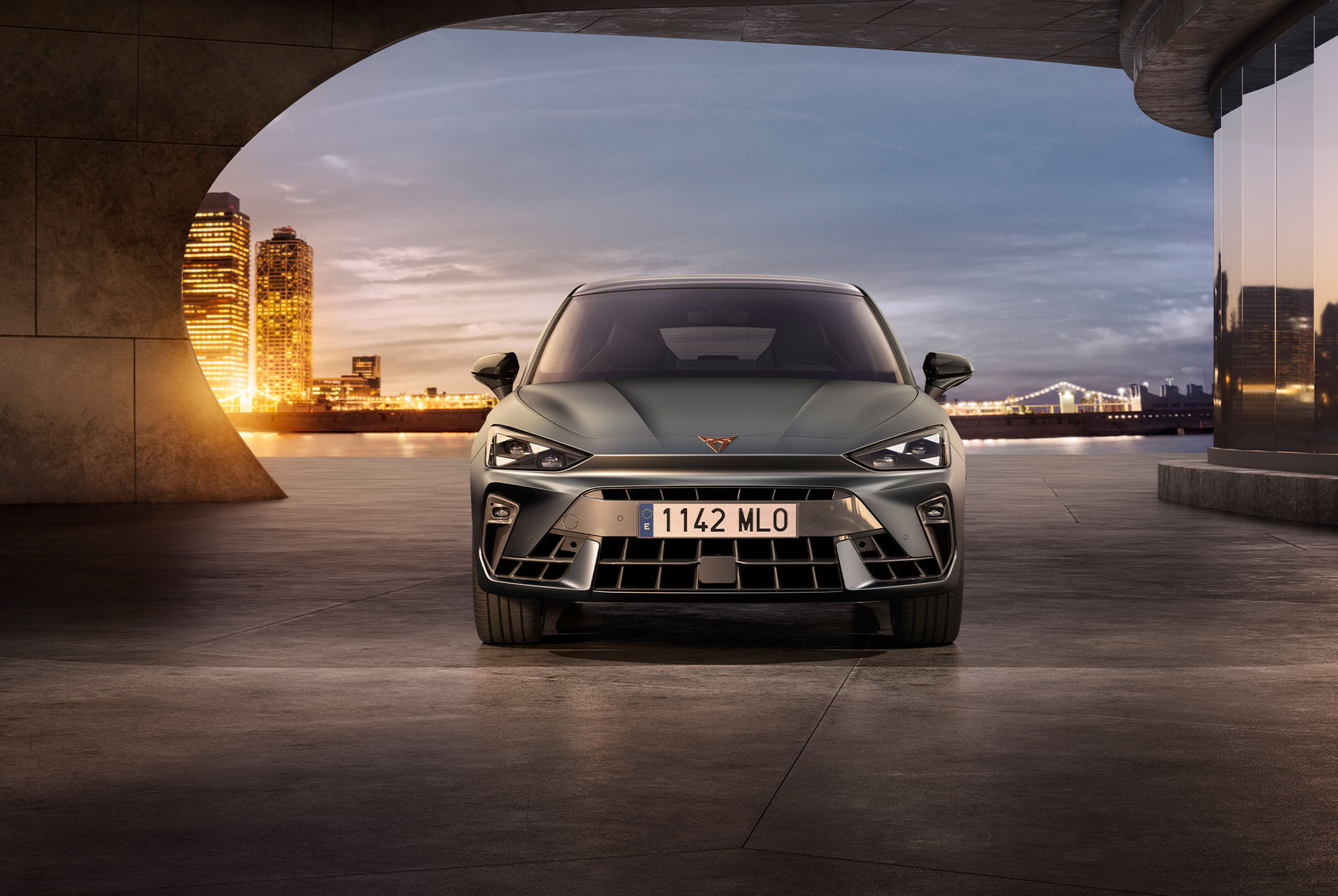 Vue avant de la nouvelle voiture cupra leon 2024 dans une atmosphère sombre avec un éclairage d'ambiance.