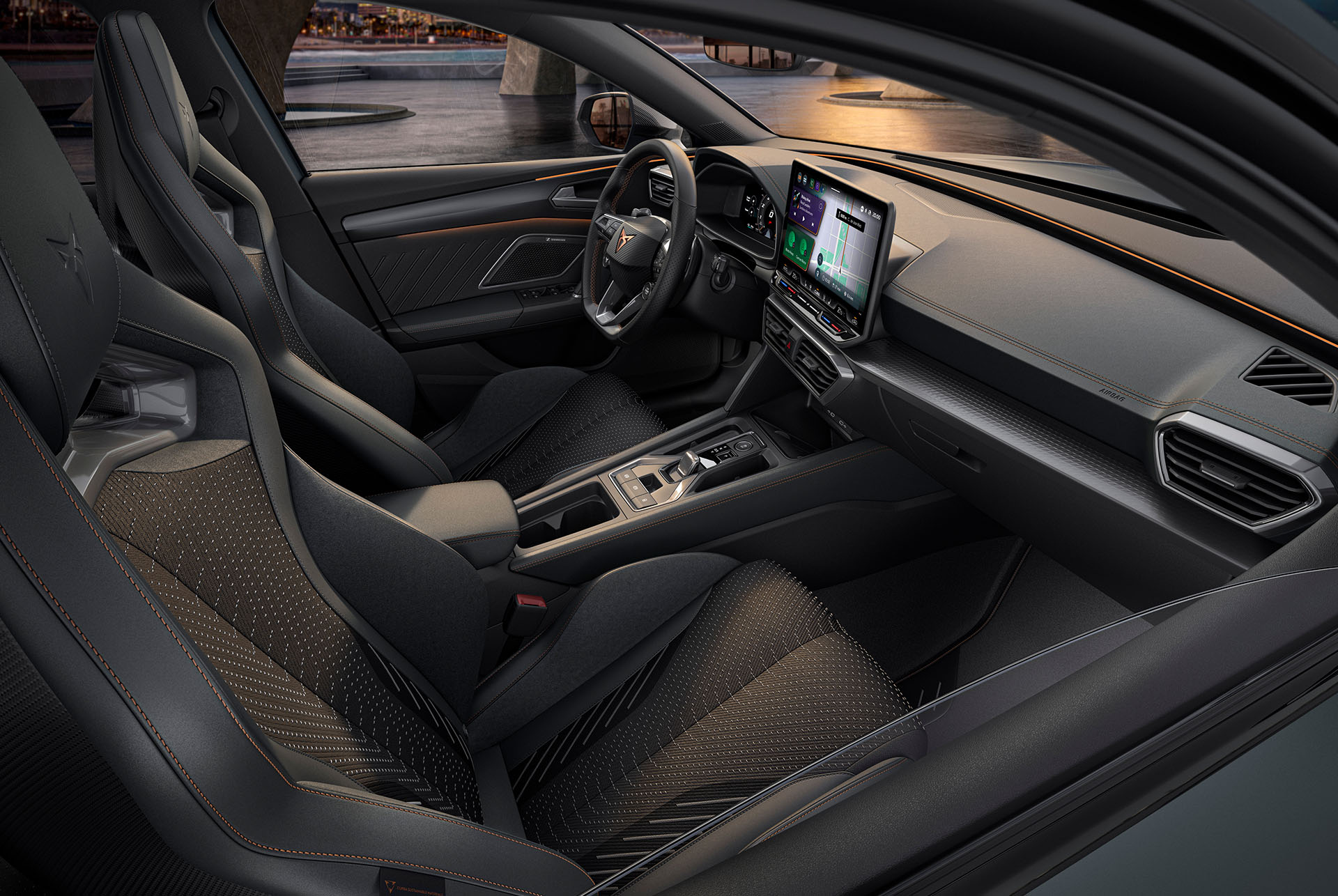 nouvel intérieur de voiture cupra leon 2024, écran d'infotainment, sièges baquets, siège passager et siège conducteur.