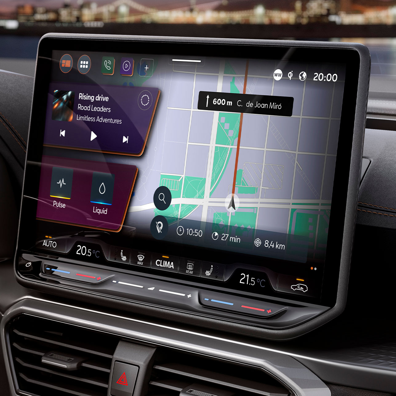 Armaturenbrettansicht des neuen CUPRA Leon 2024, Infotainment-Bildschirm mit CUPRA CONNECT Plus für die Anzeige von PHEV-Ladestationen, Live-Verkehrsmeldungen und Parkplätzen.