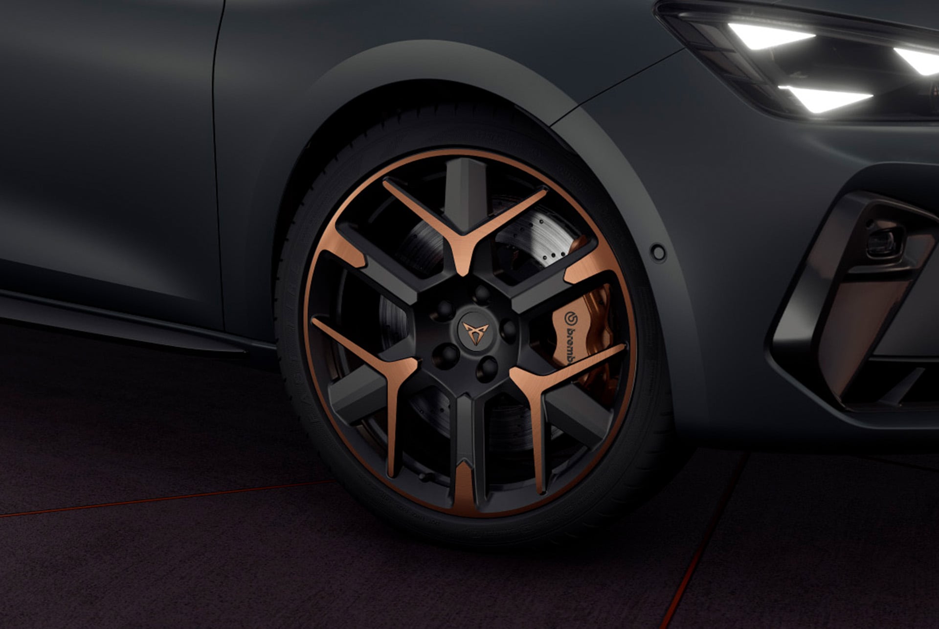 Nahaufnahme des neuen CUPRA Leon 2024 mit Akzent in Hailstorm Copper, schwarze Schmiedefelgen und Dreiecksaugen-Scheinwerfer