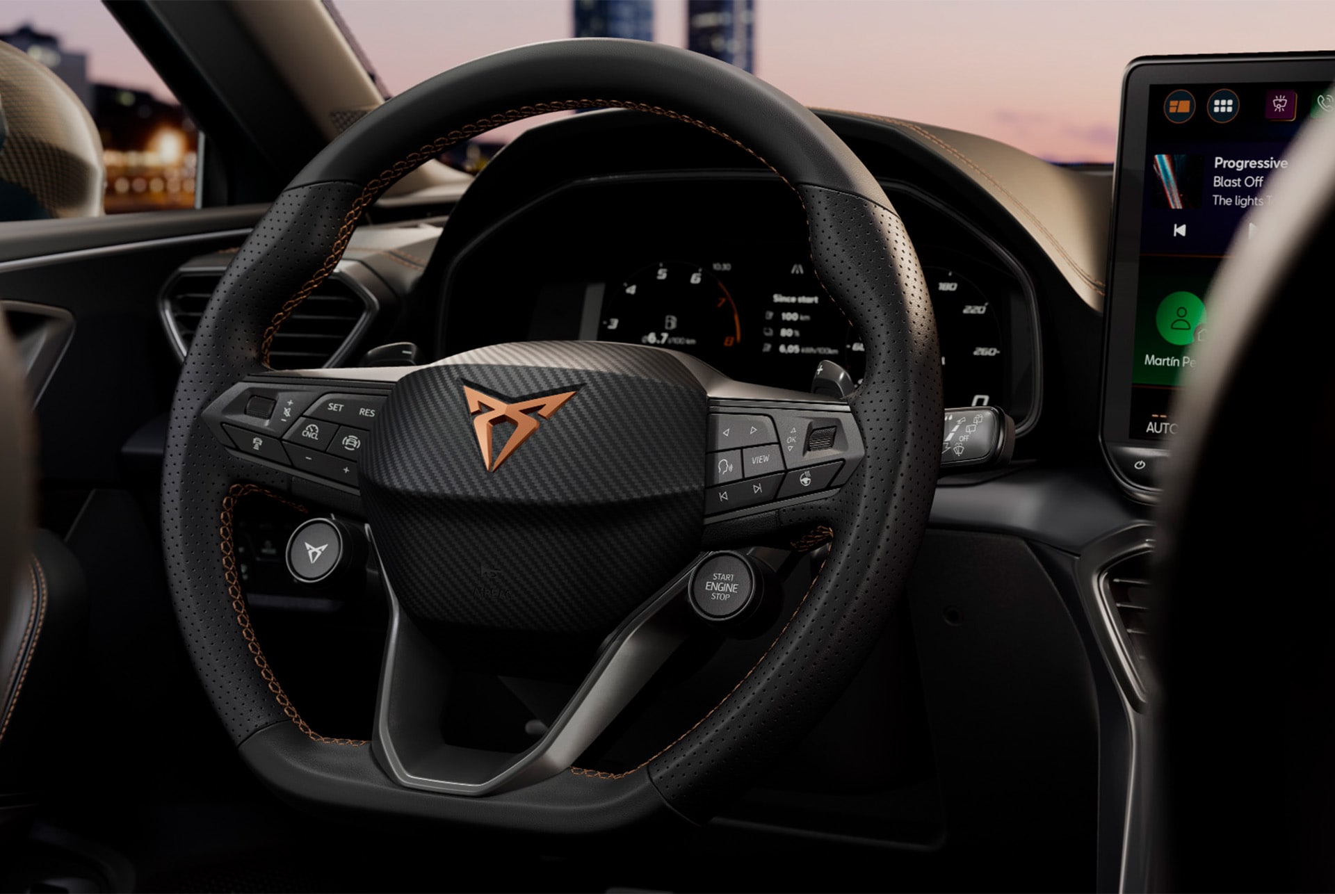 Nahaufnahme, Technologie im neuen CUPRA Leon 2024, Lenkrad mit integrierten Tasten, Fahrzeugcockpit, Fahrersitz, Aussenspiegel, Infotainmentsystem, Armaturenbrett, Türverkleidung, CUPRA Logo und Fenster.