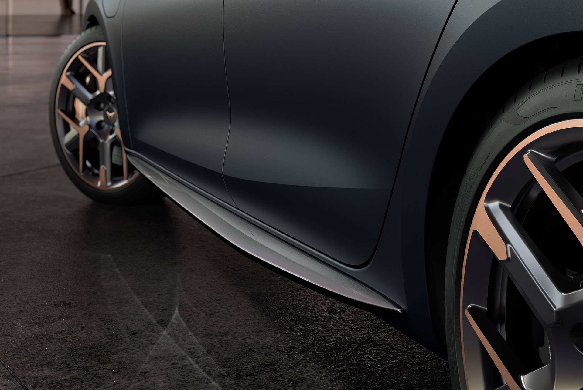 Nahaufnahme des Türverkleidungsdesigns des neuen CUPRA Leon, Türverkleidungen in Grey Matt, Felgen mit Akzenten in Hailstorm Copper, Seitenschweller