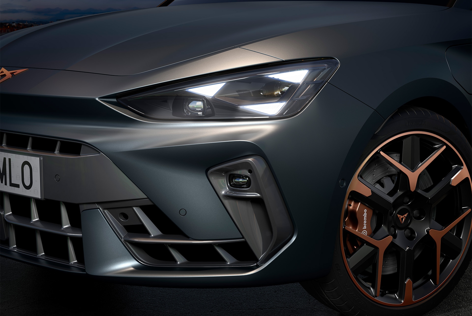 Nahaufnahme des neuen CUPRA Leon 2024 Hybrid, Scheinwerfer, 19-Zoll-Schmiedefelgen mit Akzent in Hailstorm Copper und Karosserie in Enceladus Grey Matt
