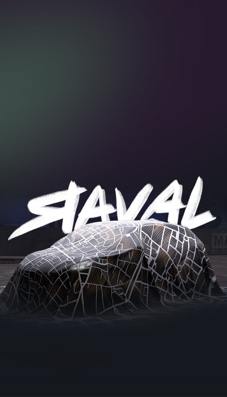 La voiture CUPRA Raval est recouverte d’un tissu foncé aux motifs du plan de rue blanc du quartier Raval à Barcelone. La voiture est positionnée devant un fond sombre avec un grand texte blanc indiquant «RAVAL».