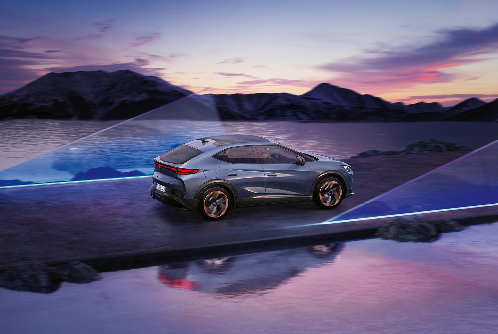 2024 CUPRA Tavascan Blue, Berge, Wasser und Glasfläche 