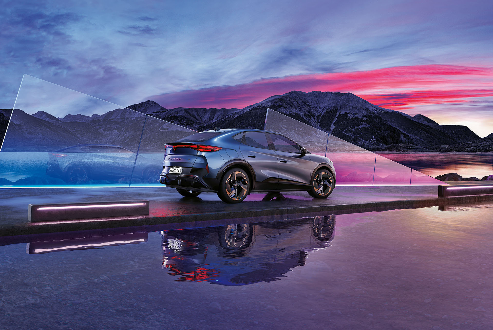 cupra tavascan in blu con luci posteriori coast-to-coast 