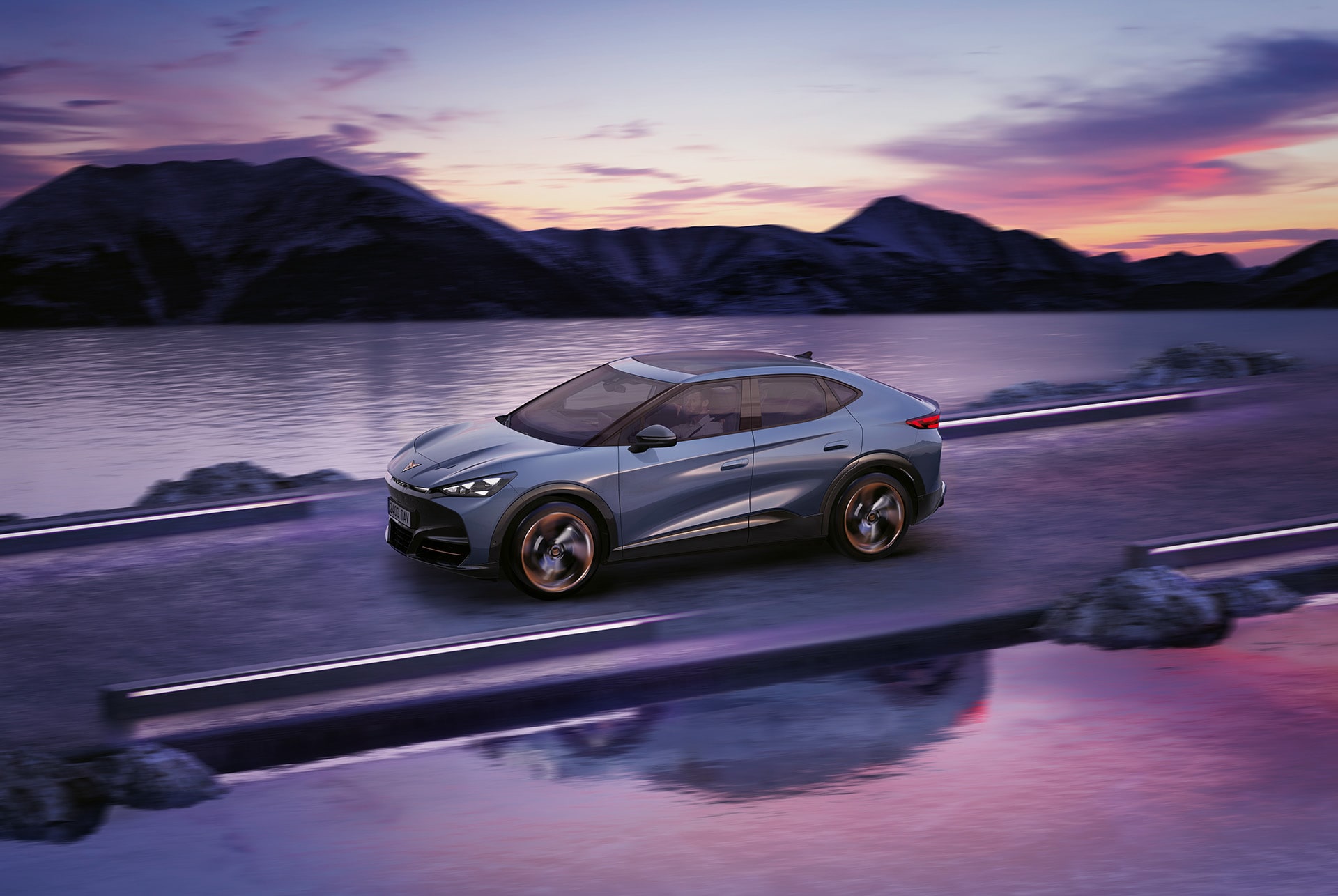 nuova cupra tavascan in blu metallizzato con Travel Assist e Adaptive Cruise Control (ACC)