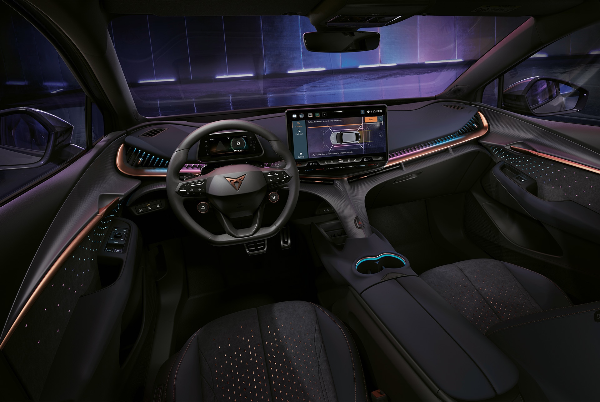 cruscotto, sedile conducente e passeggero, illuminazione ambiente e sistema di infotainment della cupra tavascan 2024 